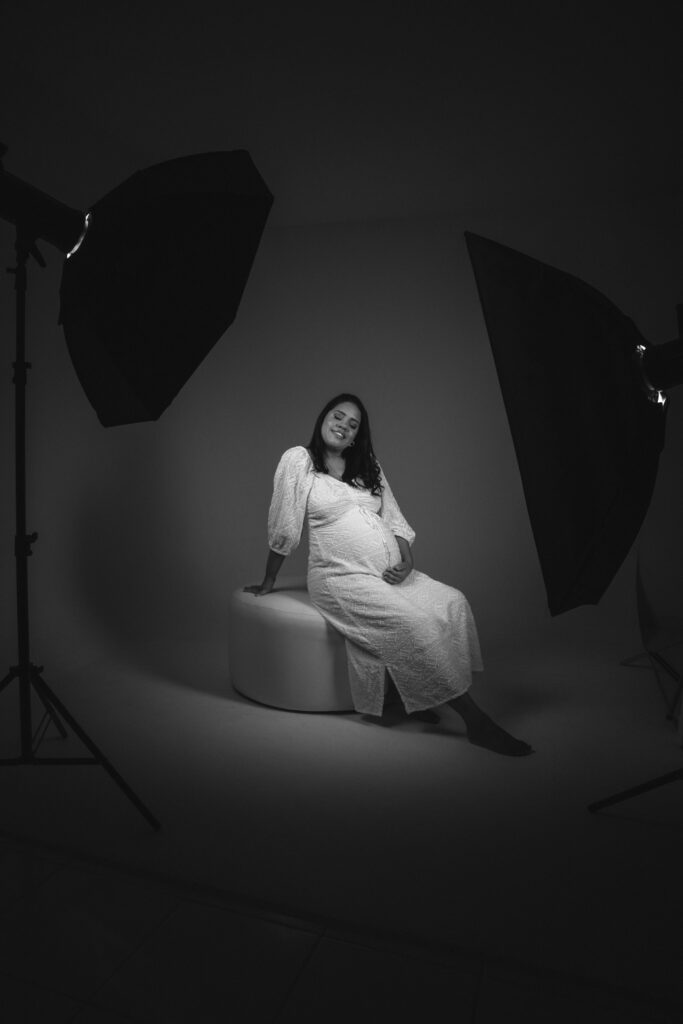 femme enceinte shooting photo en studio sous projecteur