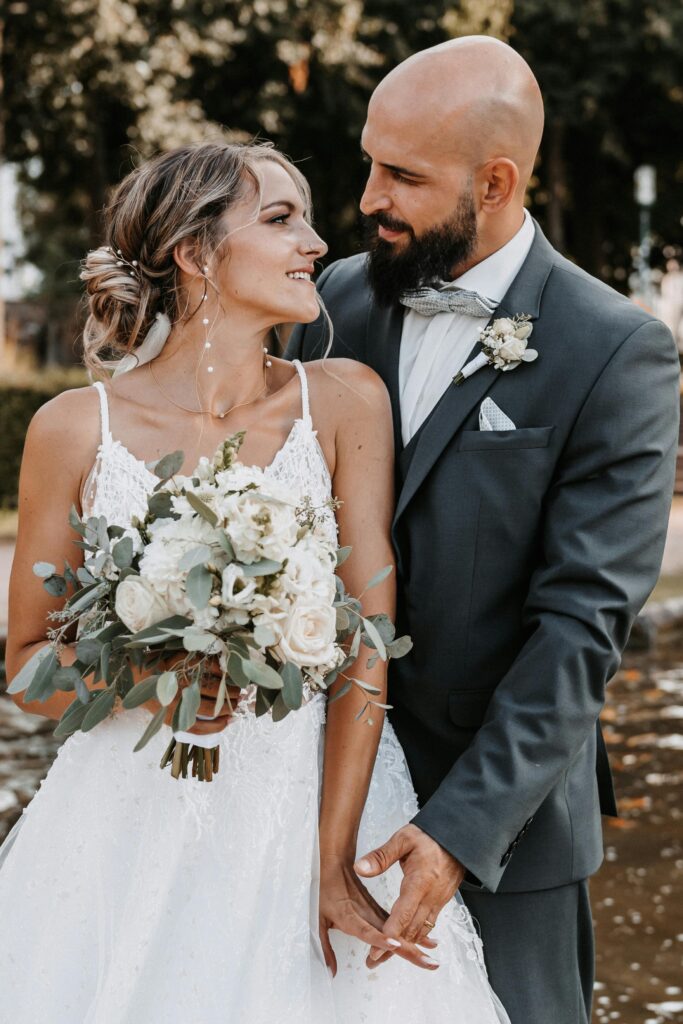 photo portrait couple de mariés se regardant