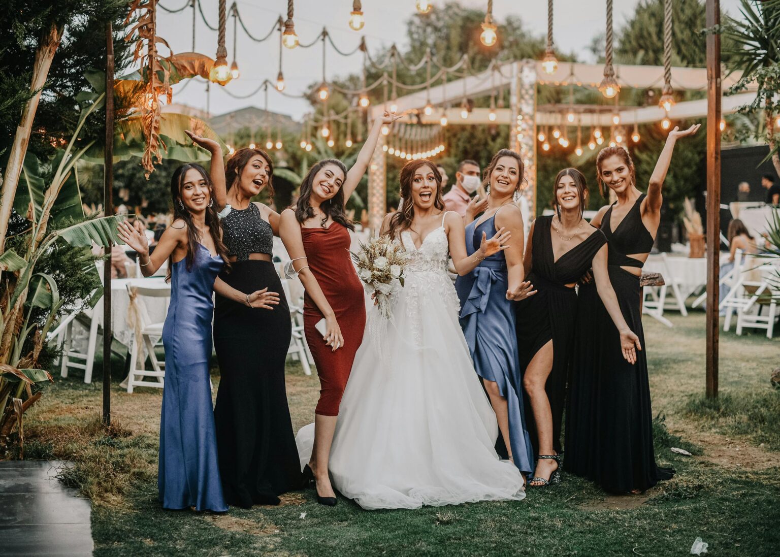 groupe de femme entoure une mariés très heureuses fête le mariage