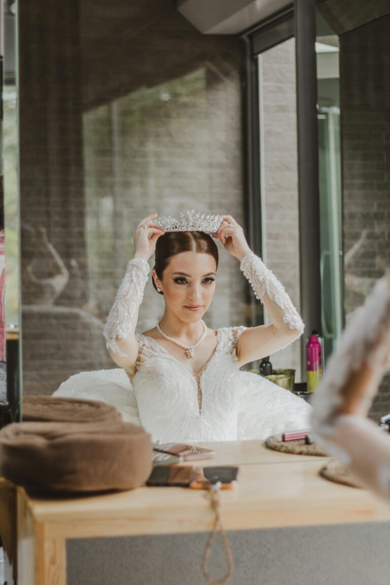 préparation d'une future mariée avec pose de diadème devant sa glace